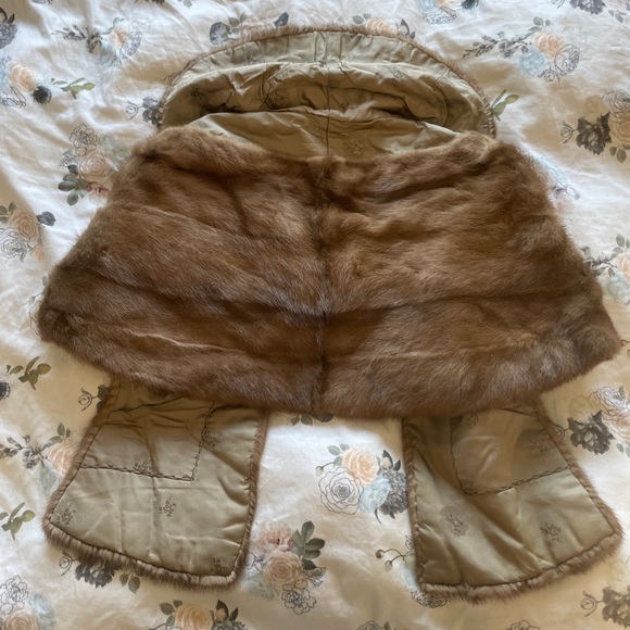 Gorgeous Vintage Fur Shoulder Warmer with silk pockets and lining - Picture 3 of 4